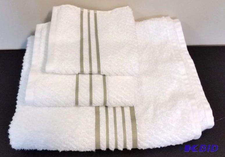 lot 21 image: Linden Street Quick Dri 3 Piece Bath Towel Set White with Green Trim