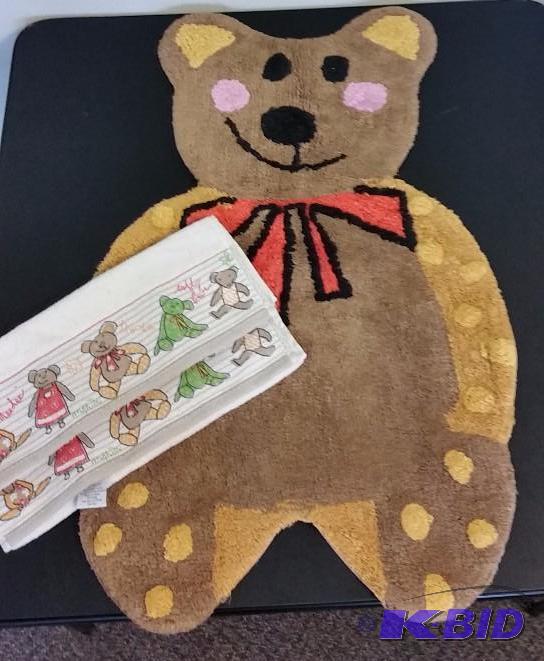 lot 22 image: JC Penny Bear Rug and 2 Hand Towels