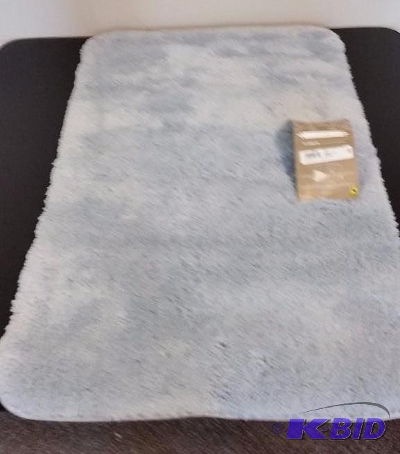 lot 51 image: Royal Velvet.  Silver Blue Bathroom Rug 21 x 34.  Still has Tags on.