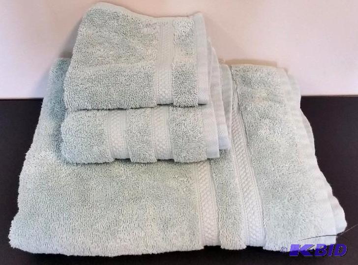lot 6 image: JC Penny 3 Piece Bath Towel Set Aqua