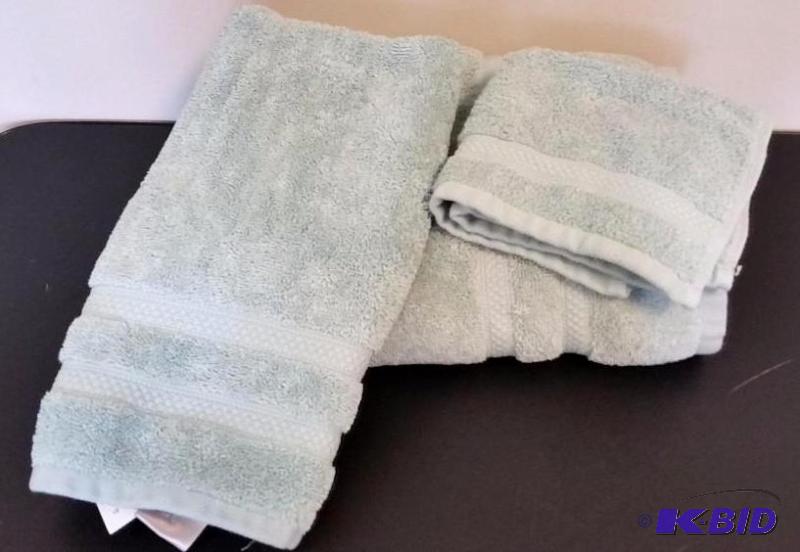 lot 7 image: JC Penny 3 Piece Bath Towel Set Aqua