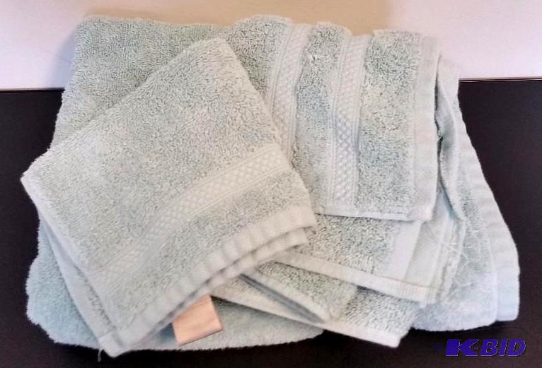 lot 8 image: JC Penny 3 Piece Bath Towel Set Aqua