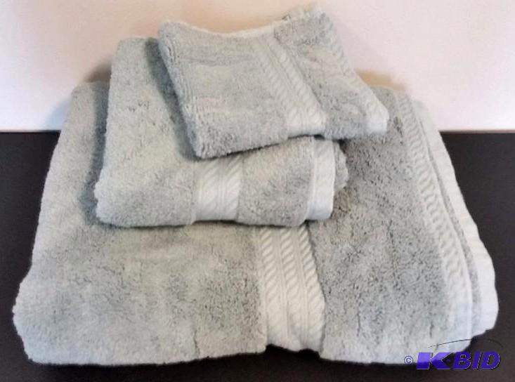 lot 9 image: JC Penny 3 Piece Bath Towel Set Dark Aqua
