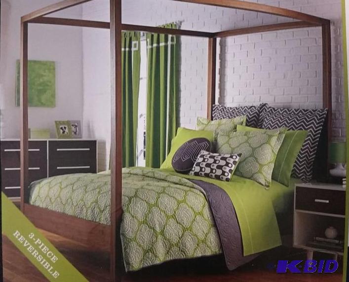 Happy Chic Reversible. Green and Gray FullQueen Quilt and 1 Shams. Still in Package.