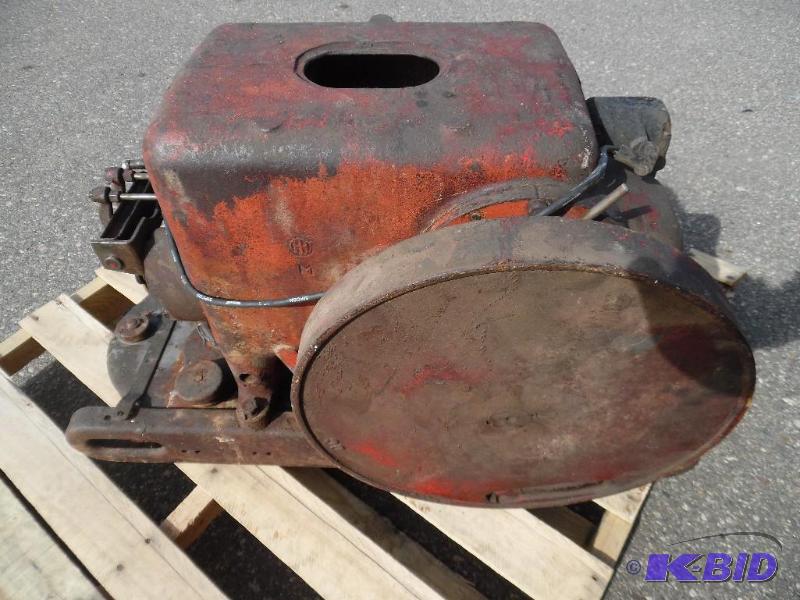 lot 7 image: Old International Pump Jack Motor