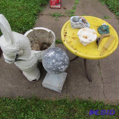 Garden Table, Decorations