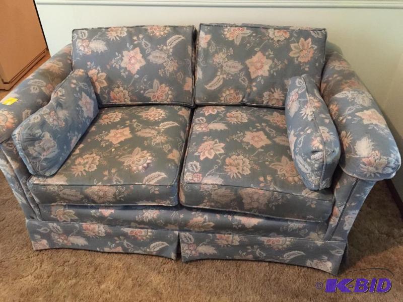 lot 1 image: Floral Loveseat