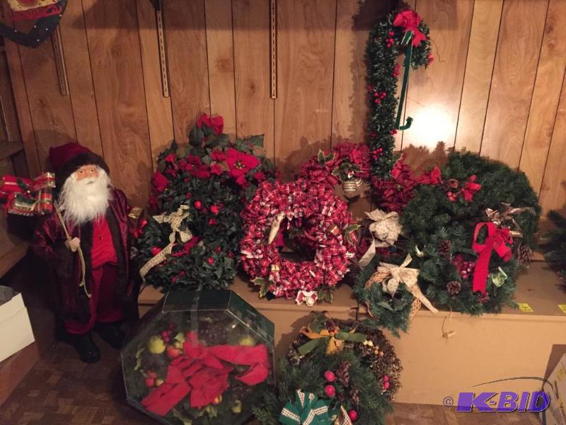 lot 101 image: Christmas Wreaths and a Santa