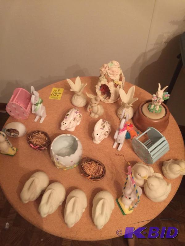 lot 109 image: Table Top of Easter Decorations