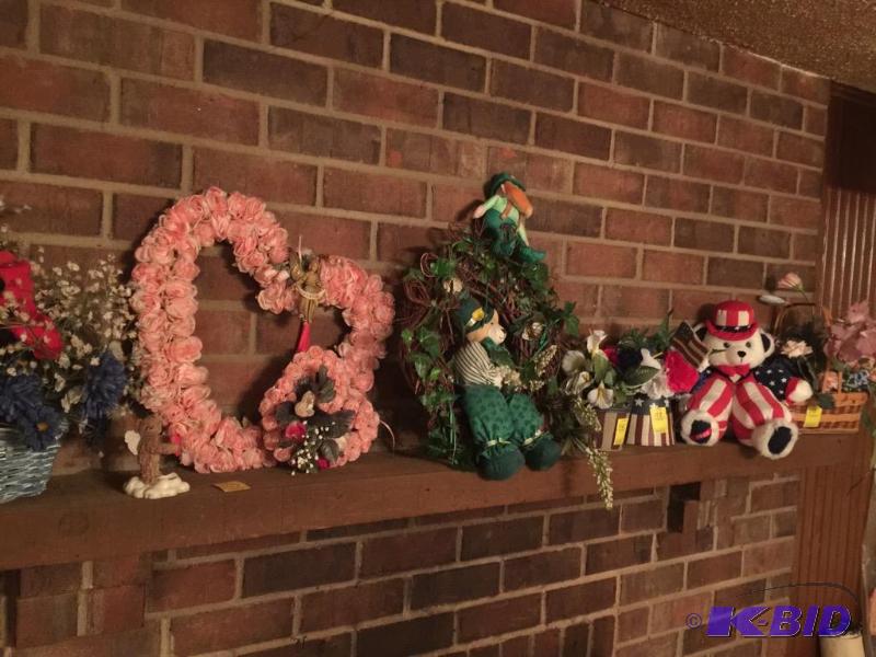 lot 112 image: Mixed Holiday Decorations