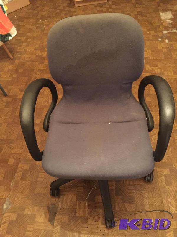 lot 121 image: Office Chair
