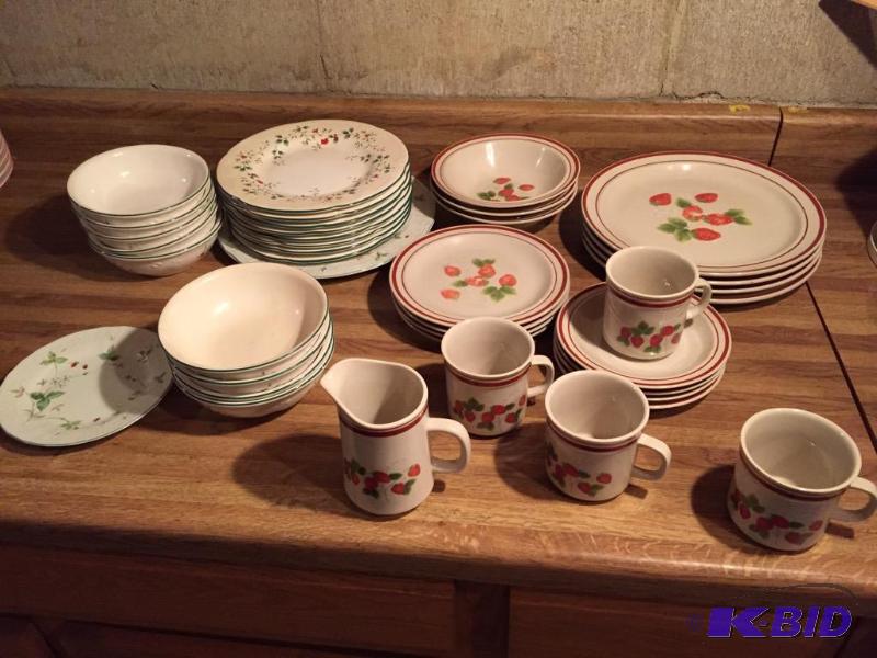 lot 125 image: Mixed Dishes Lot - Pfaltzgraff and Fugistone