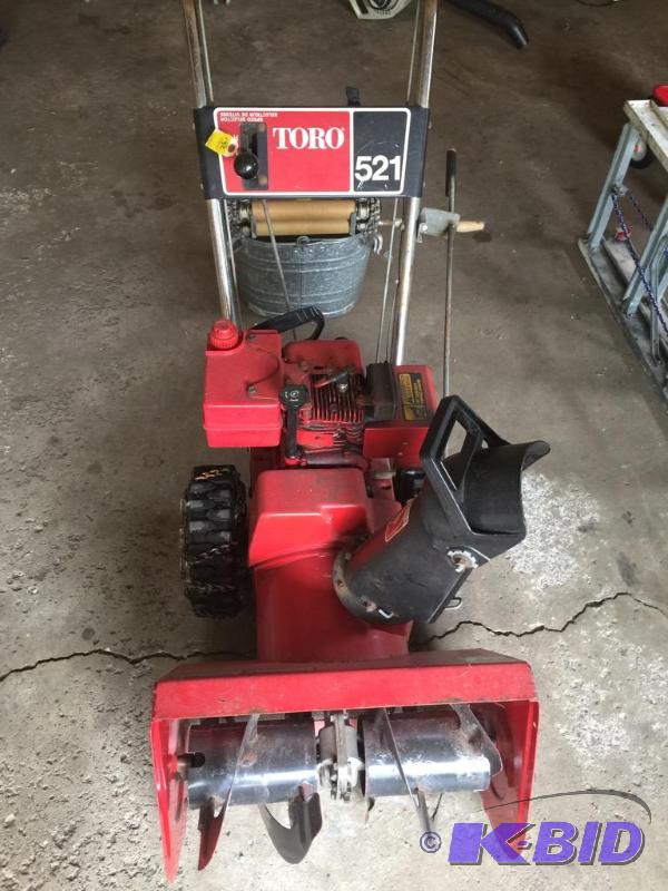 lot 132 image: Working Toro 521 Snowblower