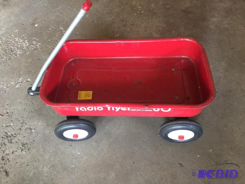 lot 138 image: Radio Flyer 80 Red Wagon