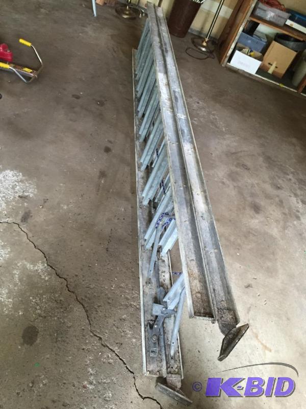 lot 140 image: Aluminum Extension Ladder