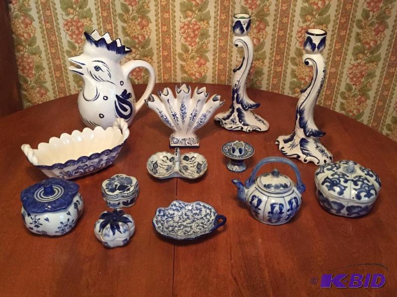 lot 142 image: Lot of Blue and White Ceramics