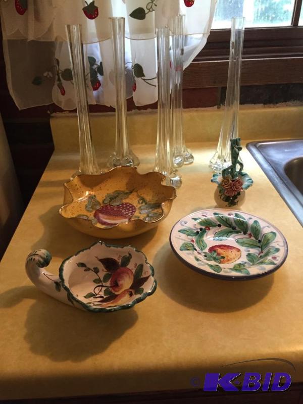 lot 146 image: Clear Glass Vases and Pottery Pieces