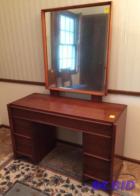 lot 42 image: Vintage Dressing TableVanity with Mirror