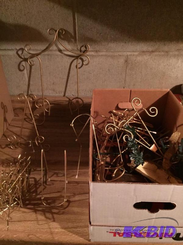 lot 47 image: Mixed Lot of Hanging and Freestanding Picture Holders