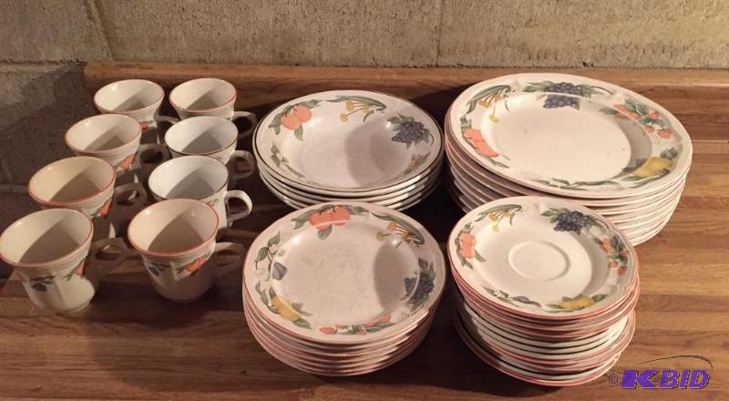 lot 48 image: Gibson Festival Dinnerware Set