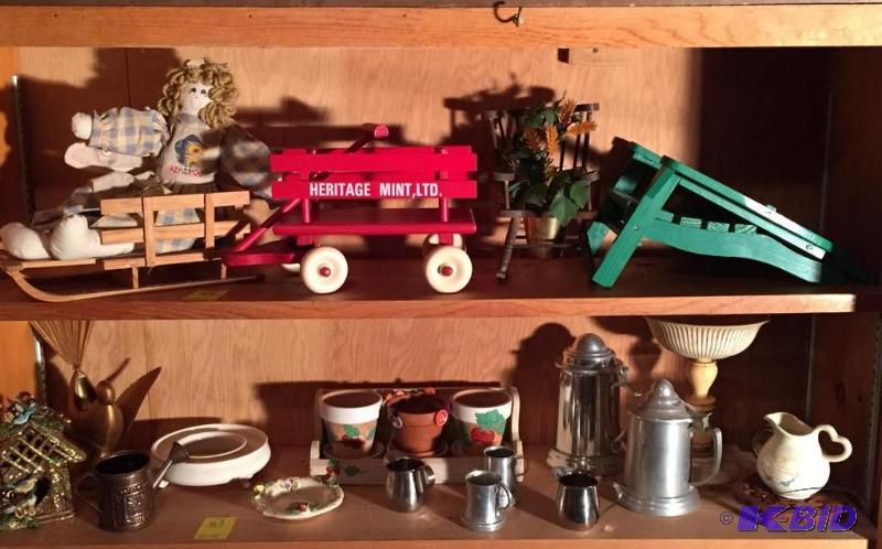 lot 62 image: Variety Lot of Decorative Collectibles
