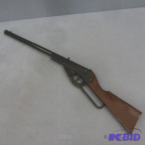 lot 128 image: Daisy BB Gun