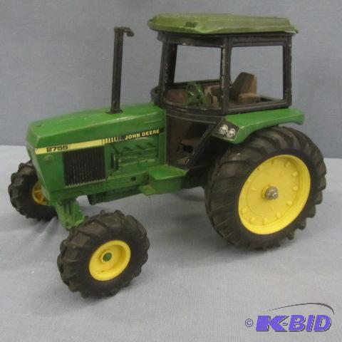 lot 42 image: John Deere Tractor