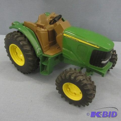 lot 43 image: John Deere Tractor