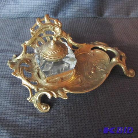lot 10 image: Victorian Ink Well Stand