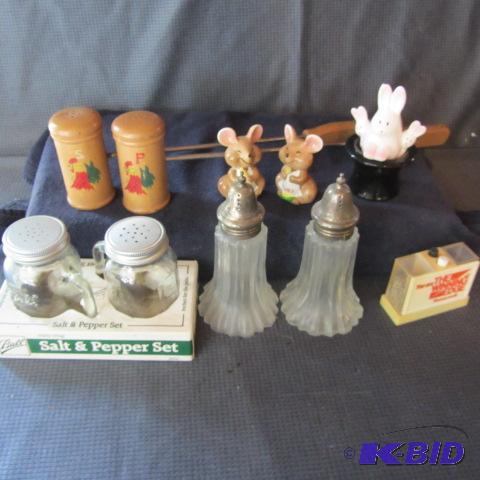 lot 118 image: Salt & Pepper Shakers