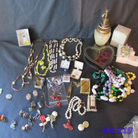 lot 124 image: Ladies Costume Jewelry
