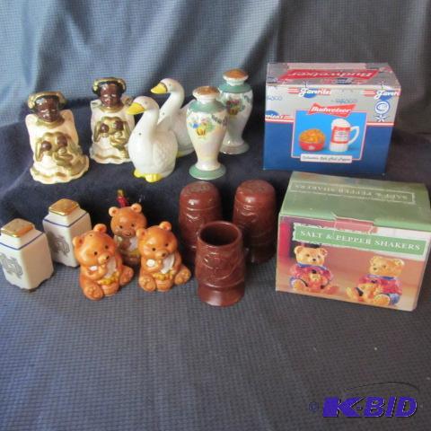 lot 17 image: Salt & Pepper Shakers