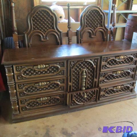 lot 19 image: Bedroom Set