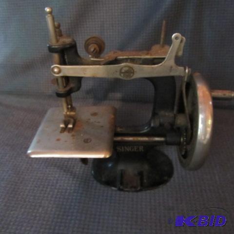 lot 23 image: Singer Childs Sew Machine