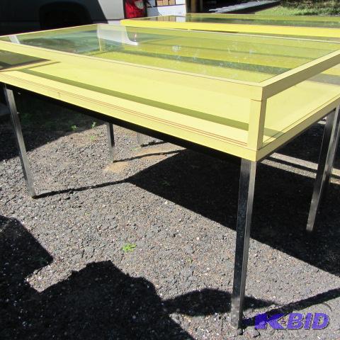 lot 28 image: Showcase Table