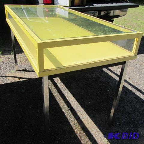 lot 29 image: Showcase Table