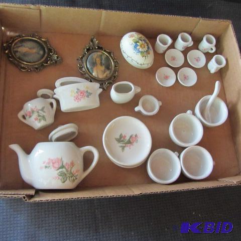 lot 35 image: Mini Tea Sets, Portraits