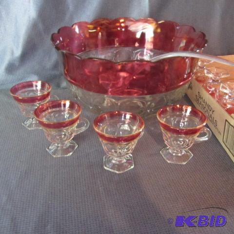 lot 4 image: Kings Crown EAPG Punch Set