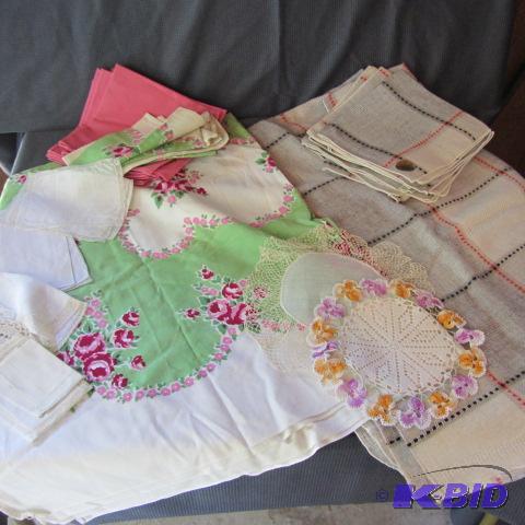 lot 70 image: Fancy Table Linens