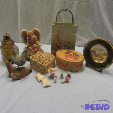 lot 119 image: Knick Knacks