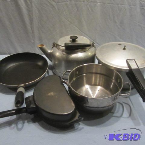 lot 36 image: Cookware