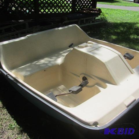 lot 72 image: Paddle Boat