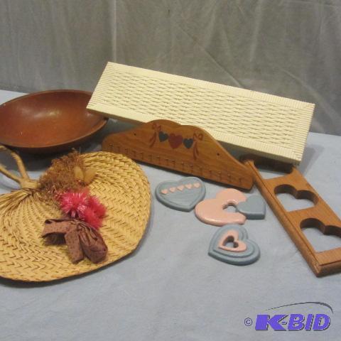 lot 86 image: Wooden Decor