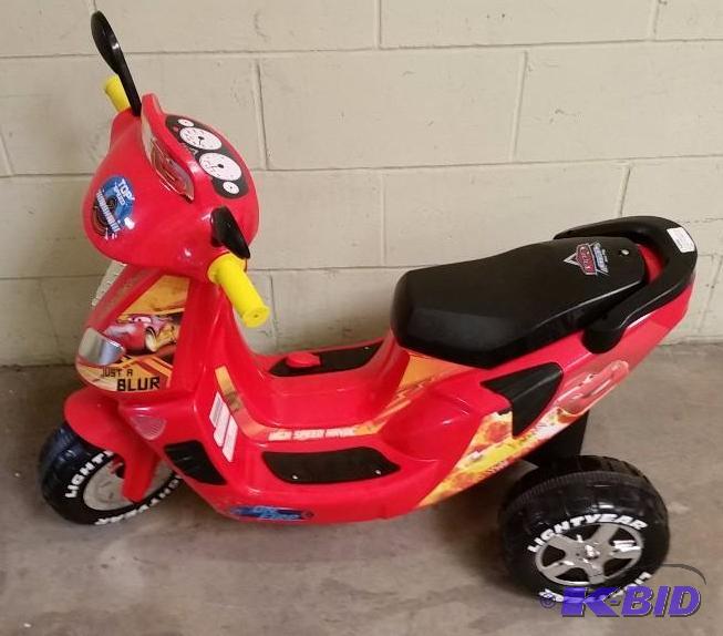 lot 31 image: Disney Cars 6 Volt 3-Wheel Scooter Ride on.  Battery included.  Tested Works.