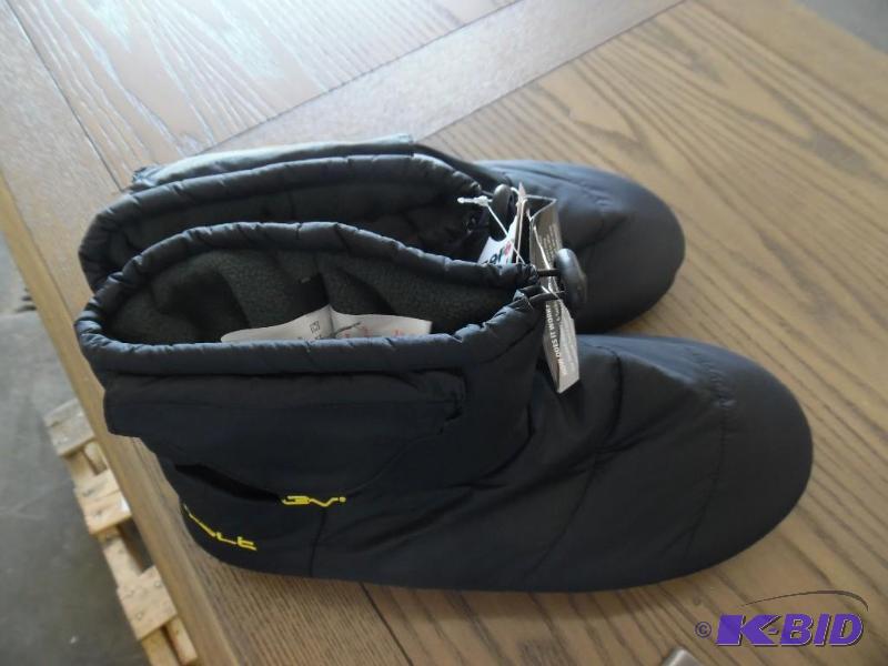 lot Y26 image: Thinsulate Heated Slippers in Black