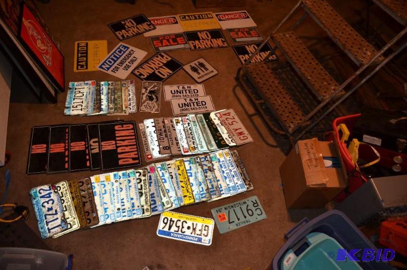 lot 120 image: Large lot of plastic and metal signs and lice...