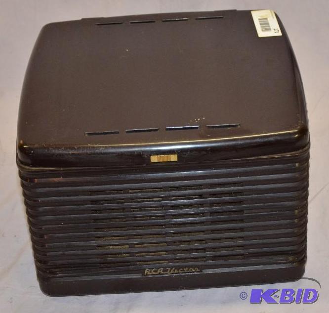 lot 171 image: Vintage RCA Victor 45 RPM Record Player, Turn...