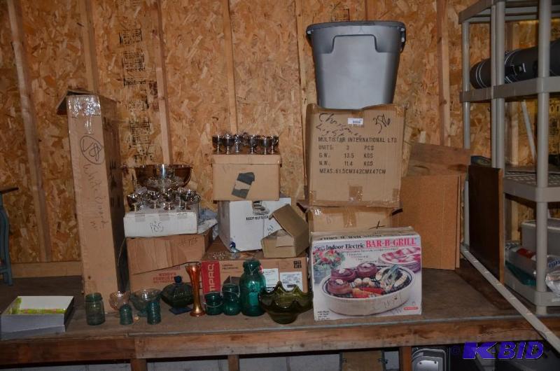 lot 185 image: Large lot of Antique Collectibles including ...