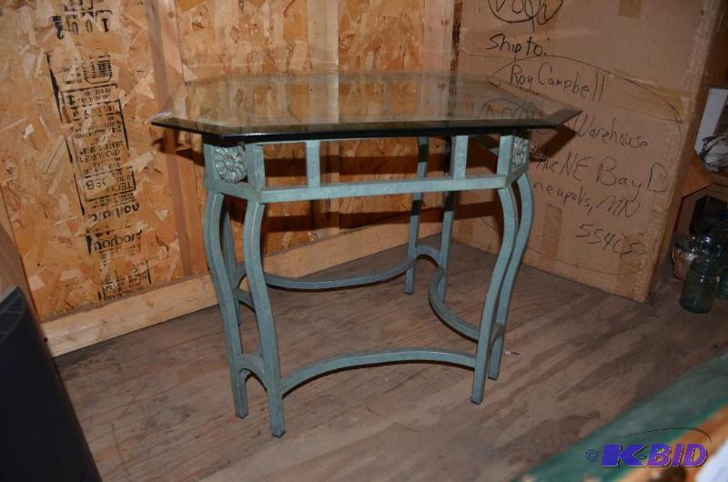 lot 187 image: Green Glass table with metal base &nbsp24x24...