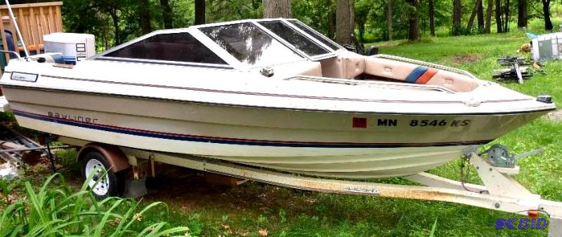 lot 2 image: 1983 BAYLINER Capri Boat with a 85 Horse Pow...
